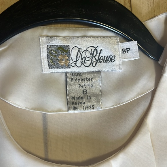La Blouse 8p. Cream top - Picture 2 of 6